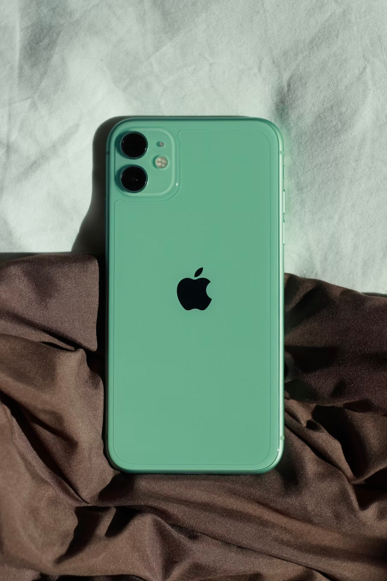 IPhone 11 - Quasi Neuf - 64 GB + Chargeur + Antichoc + Fourreau