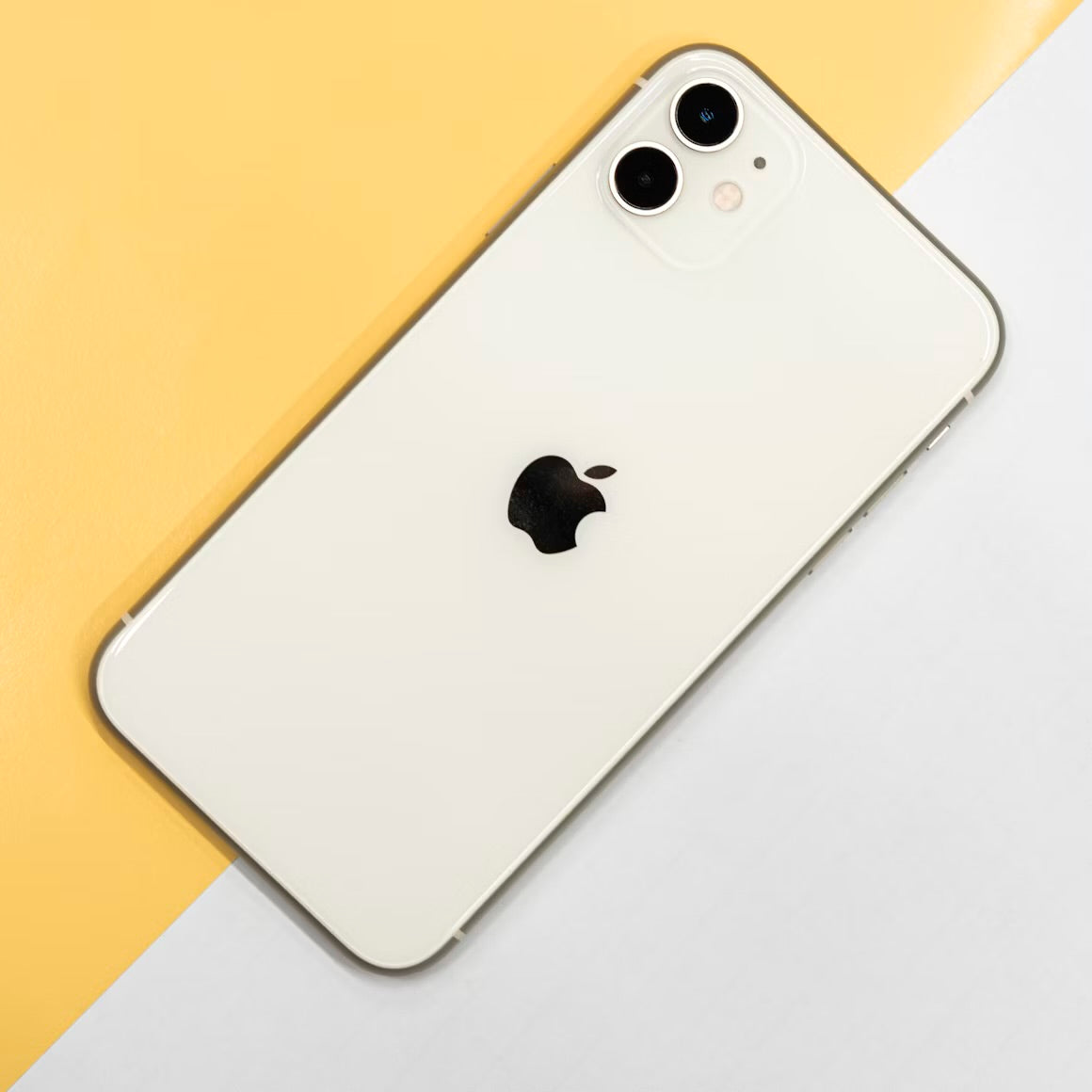 IPhone 11 - Quasi Neuf - 64 GB + Chargeur + Antichoc + Fourreau