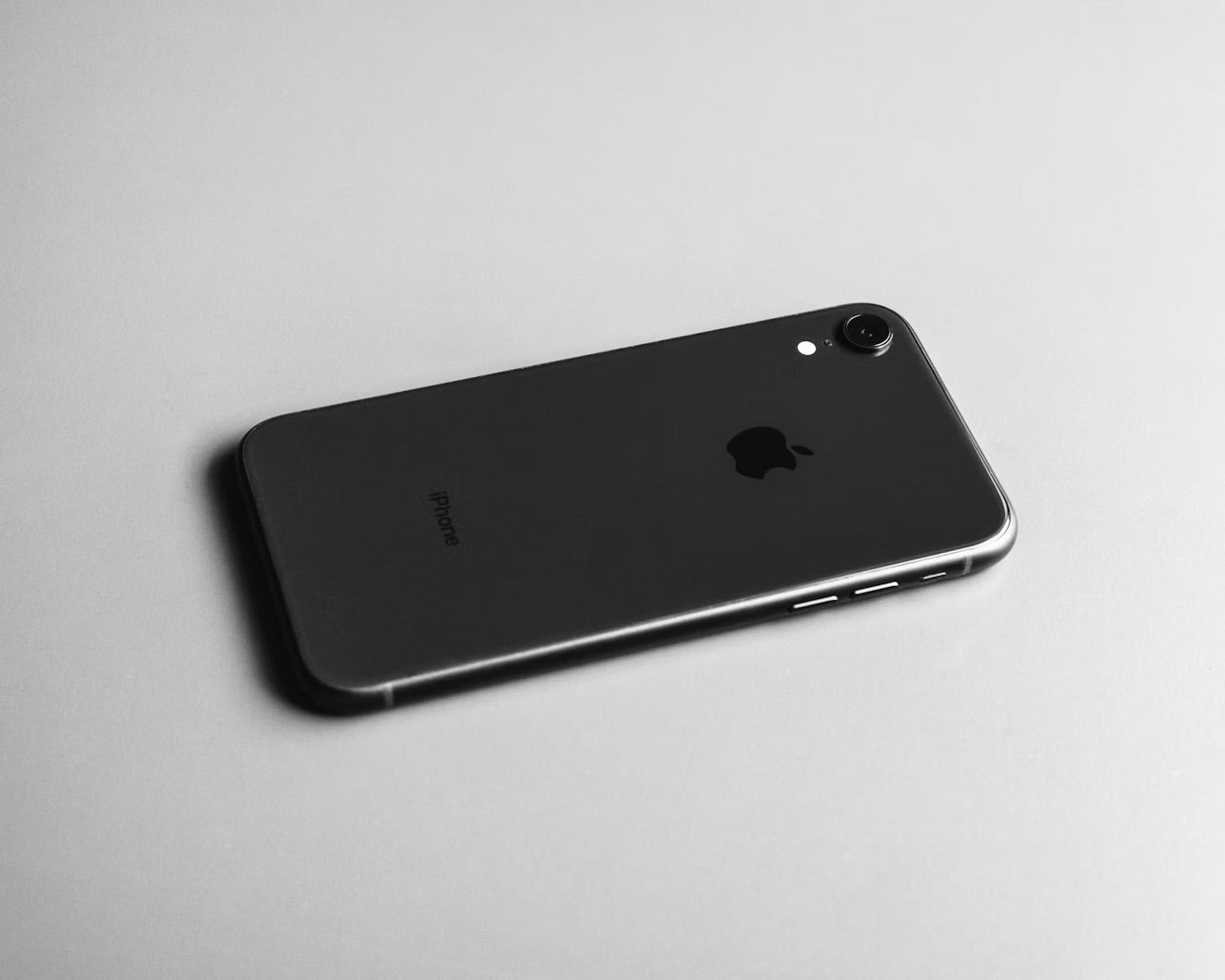 IPhone Xr - Quasi Neuf - 64 GB + Chargeur + Antichoc + Fourreau