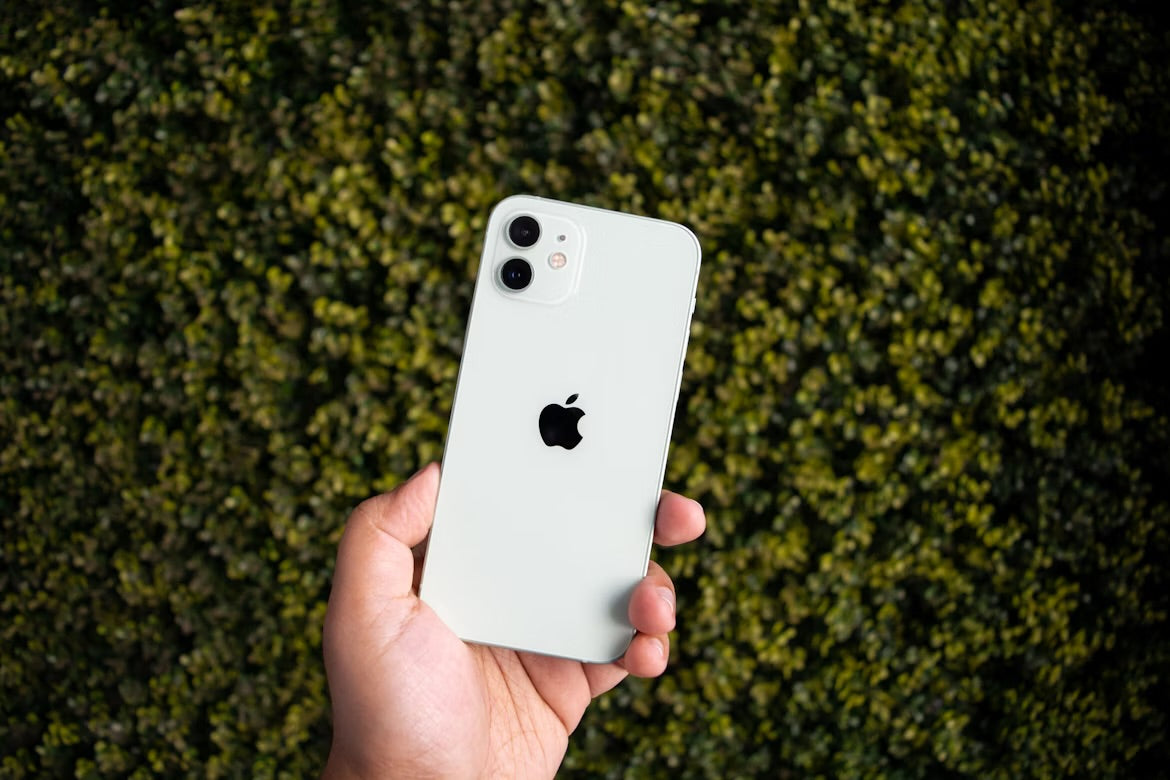 IPhone 12 - Quasi Neuf - 128 GB + Chargeur + Antichoc + Fourreau
