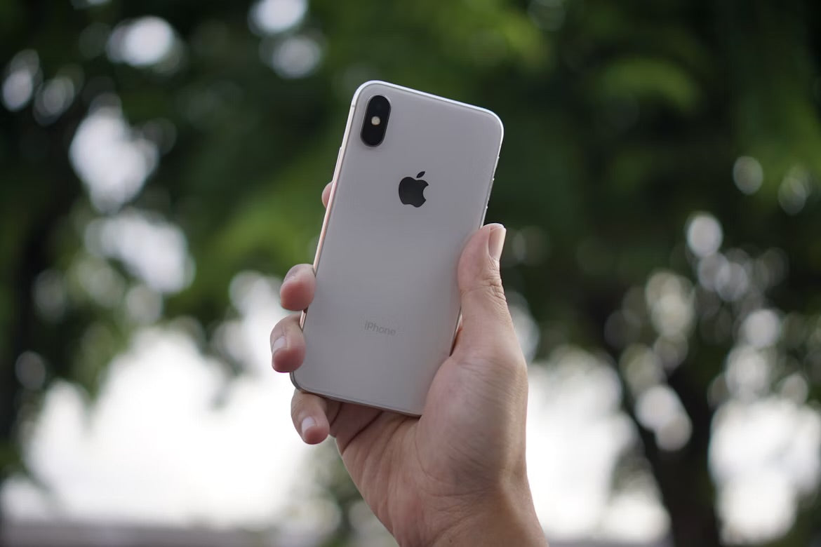 IPhone X - Quasi Neuf - 64 GB + Chargeur + Antichoc + Fourreau