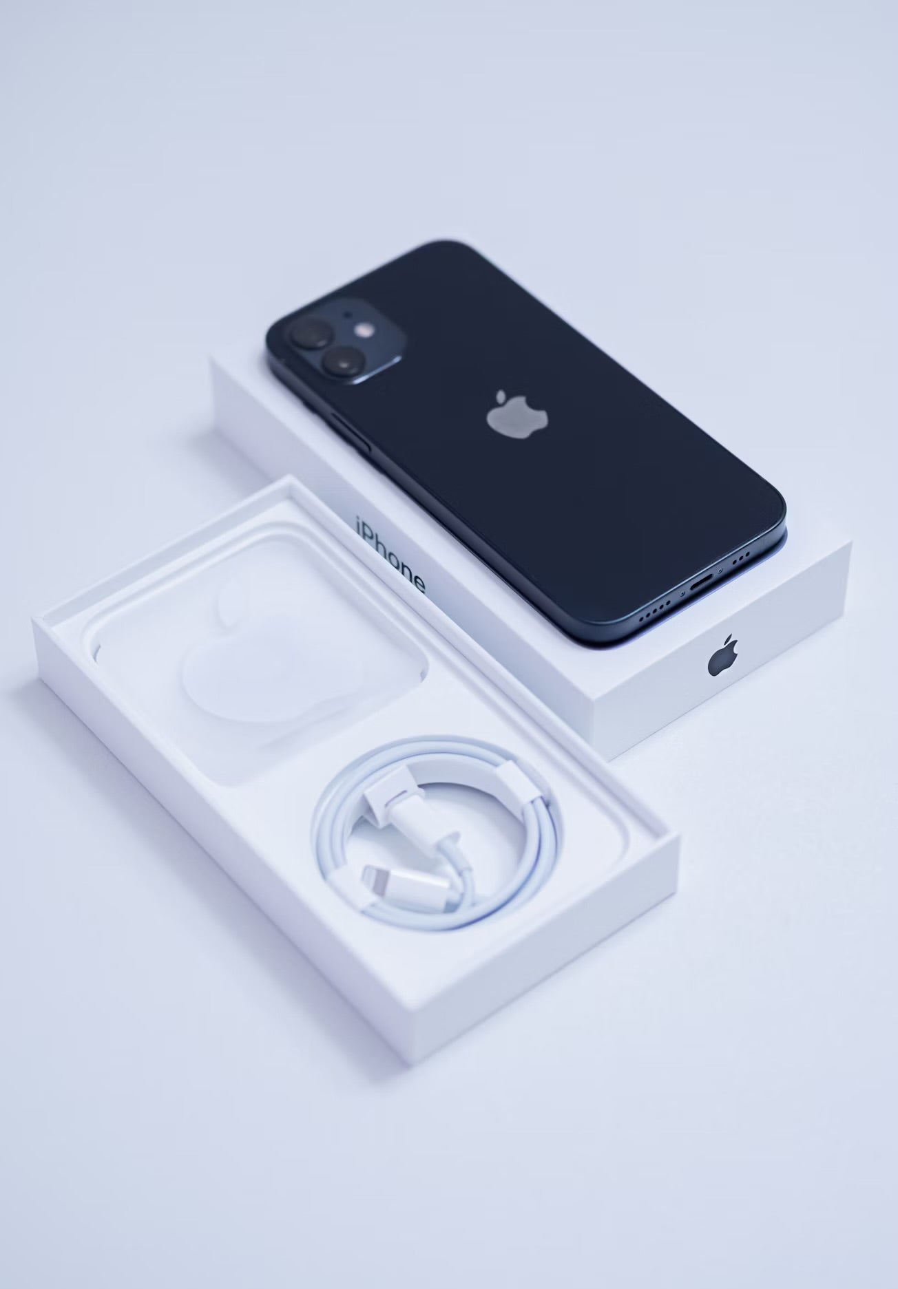 IPhone 12 - Quasi Neuf - 128 GB + Chargeur + Antichoc + Fourreau