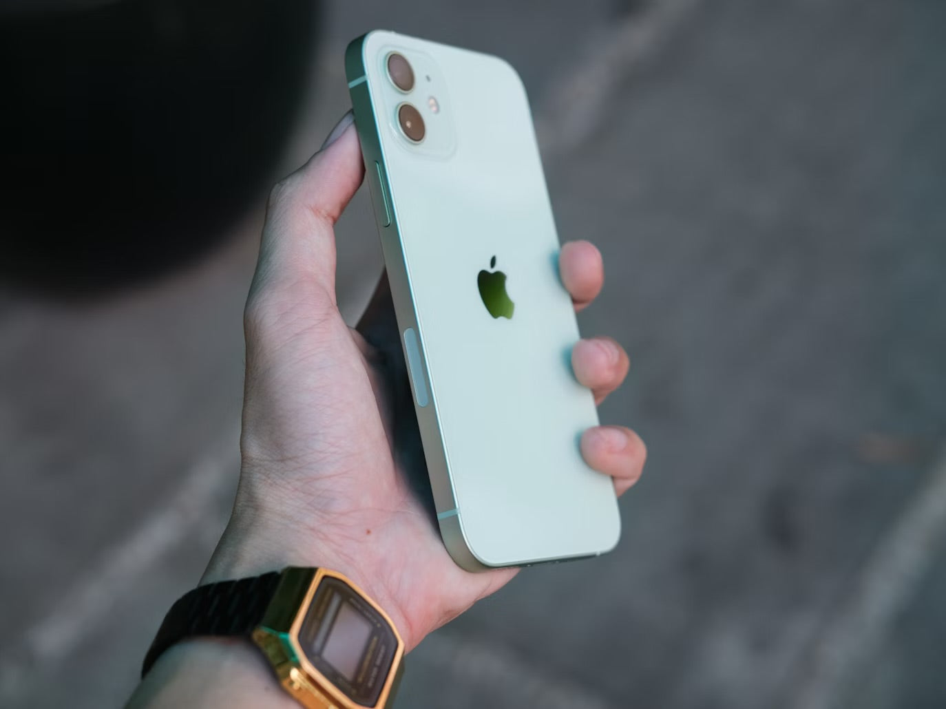 IPhone 12 - Quasi Neuf - 128 GB + Chargeur + Antichoc + Fourreau