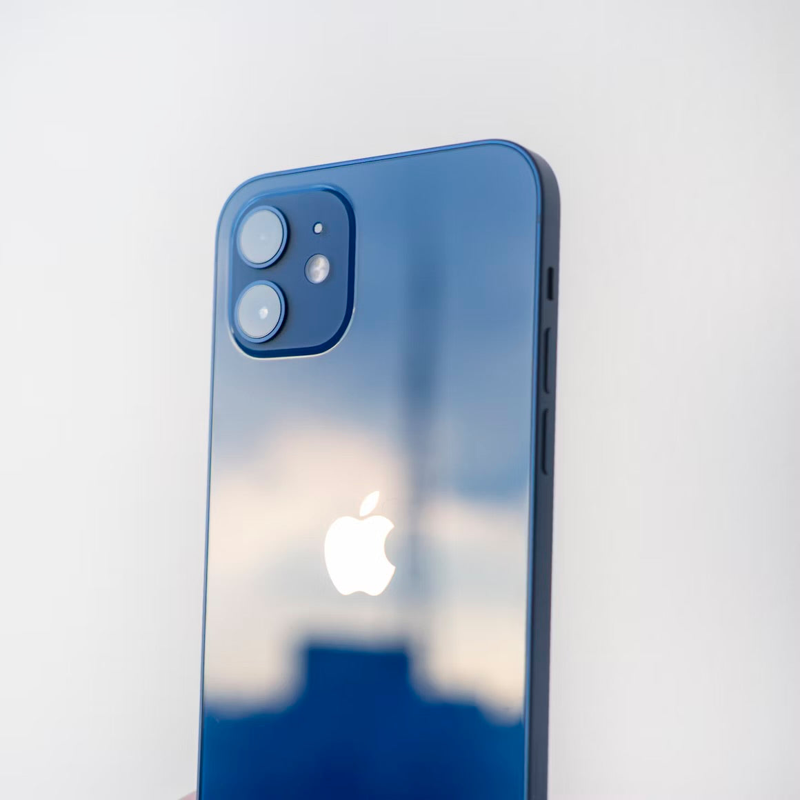 IPhone 12 - Quasi Neuf - 128 GB + Chargeur + Antichoc + Fourreau