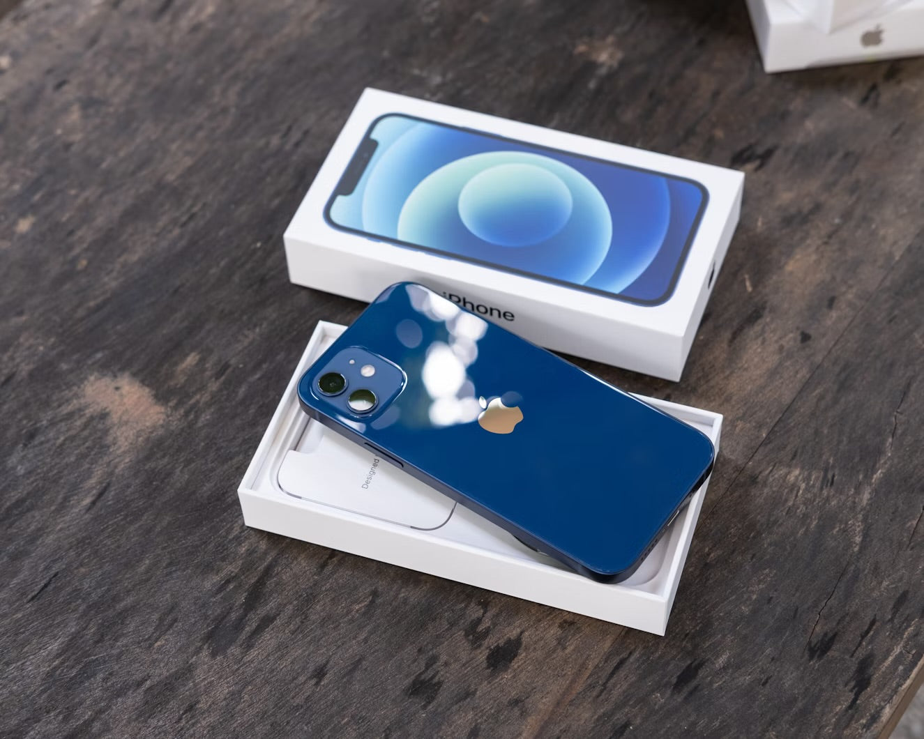 IPhone 12 - Quasi Neuf - 64 GB + Chargeur + Antichoc + Fourreau