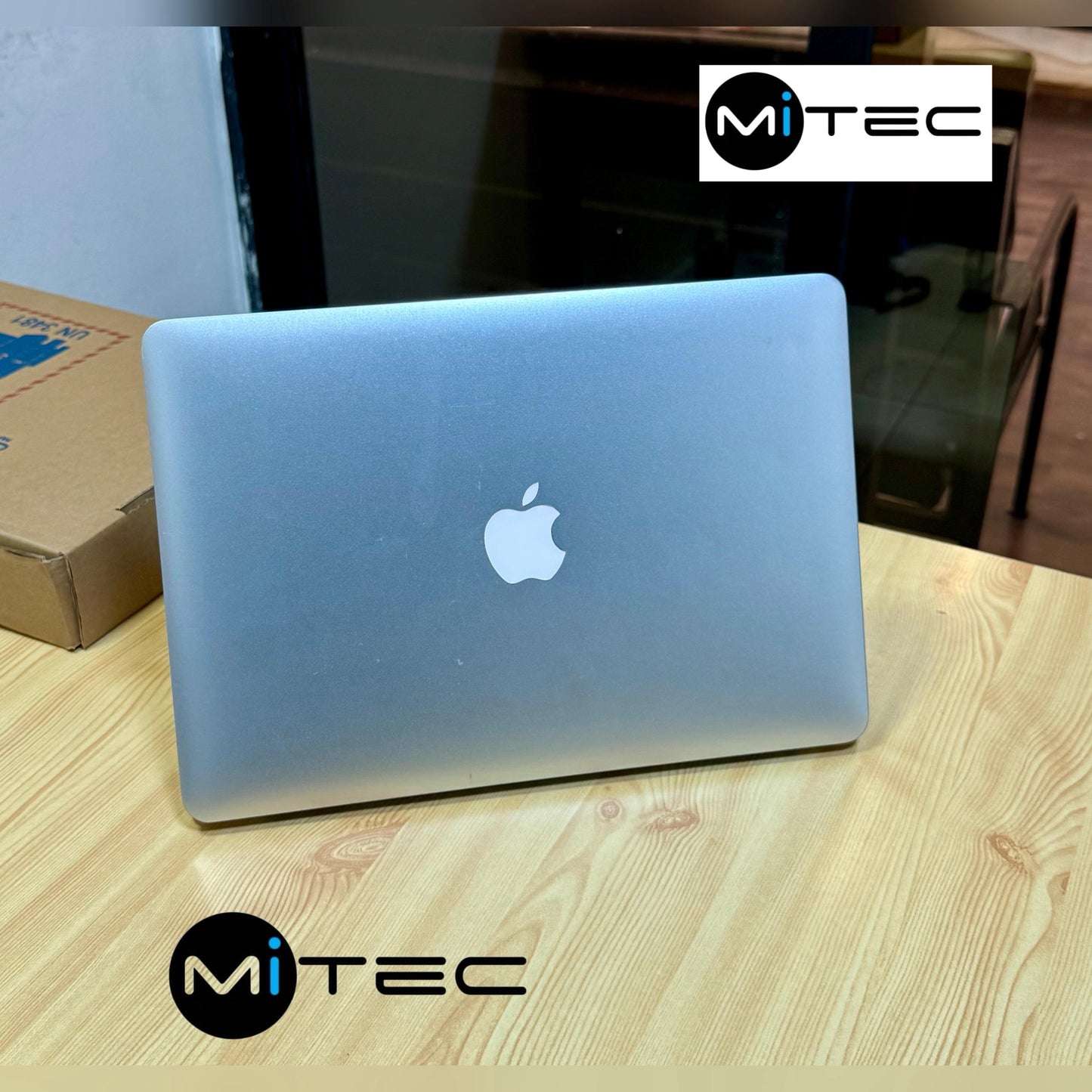 Macbook Air Core i5 - 128 GB Ssd - 13'3 Pouces - Clavier Rétro éclairé - Sac + Souris +Clé USB Offert