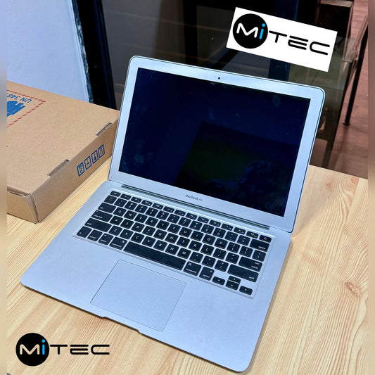 Macbook Air Core i5 - 128 GB Ssd - 13'3 Pouces - Clavier Rétro éclairé - Sac + Souris +Clé USB Offert